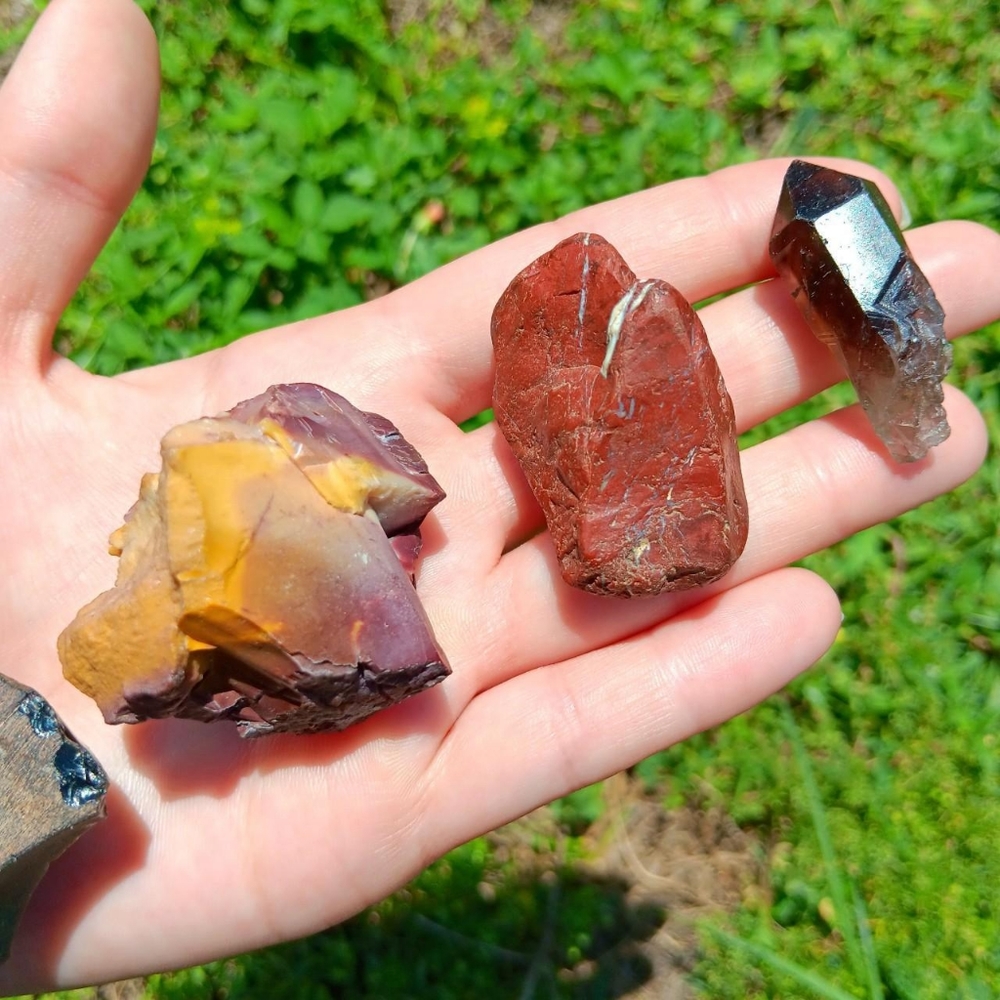 Root Chakra Stone Set - Picture 3 of 4